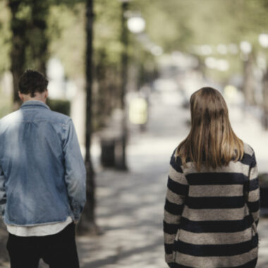 To personer som går i en park