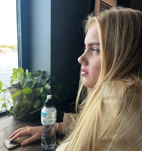 Forstå sine egne følelser. Ung dame som ser ut gjennom vinduet